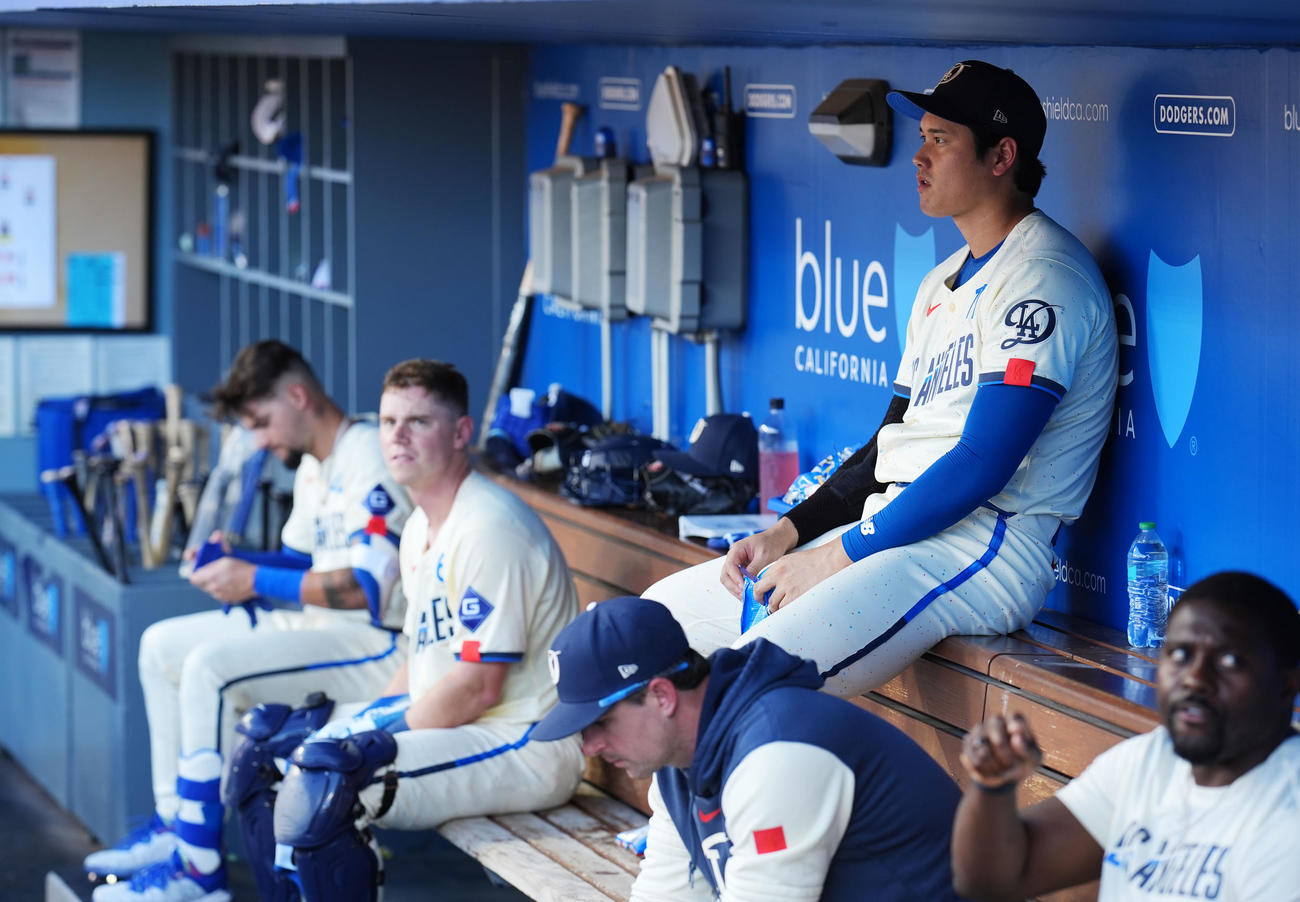 ドジャース対レッドソックス　試合を見つめるドジャース大谷（撮影・横山健太）