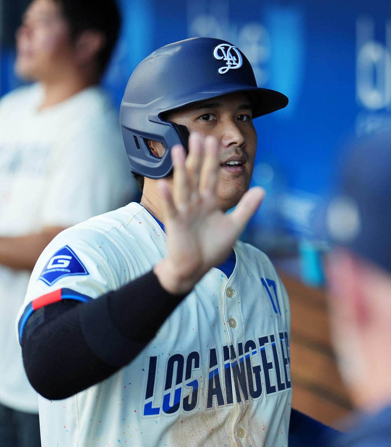 ドジャース対レッドソックス　6回裏ドジャース1死一、二塁、T・ヘルナンデスの右前適時打で生還しタッチを交わす大谷（撮影・横山健太）