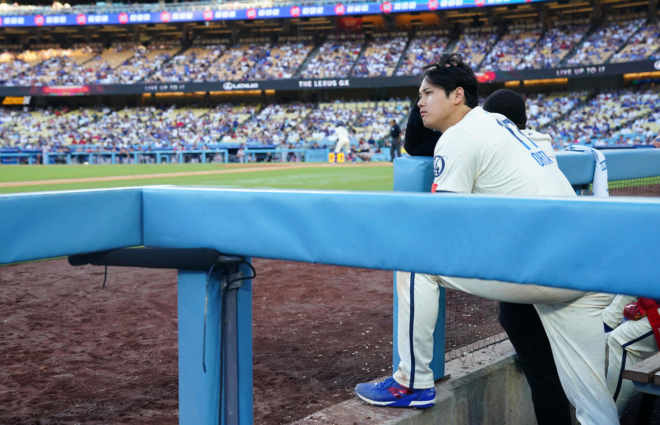 ドジャース対レッドソックス　試合を見つめるドジャース大谷（撮影・横山健太）