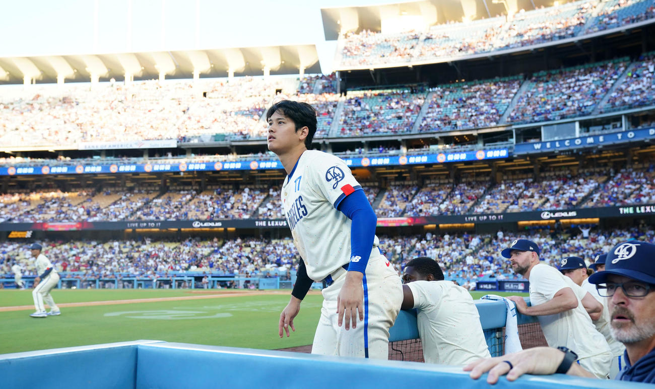 ドジャース対レッドソックス　ベンチから飛び出し打球を見つめるドジャース大谷（撮影・横山健太）