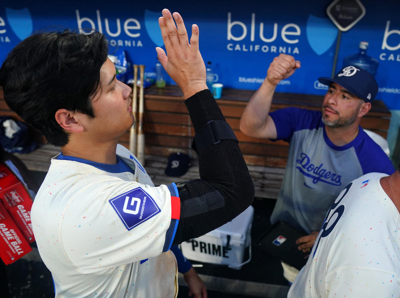 ドジャース対レッドソックス　レッドソックスに勝利しタッチを交わすドジャース大谷（撮影・横山健太）