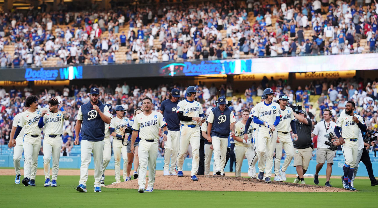 ドジャース対レッドソックス　レッドソックスにサヨナラ勝ちし引き揚げる大谷（中央）らドジャースナイン（撮影・横山健太）