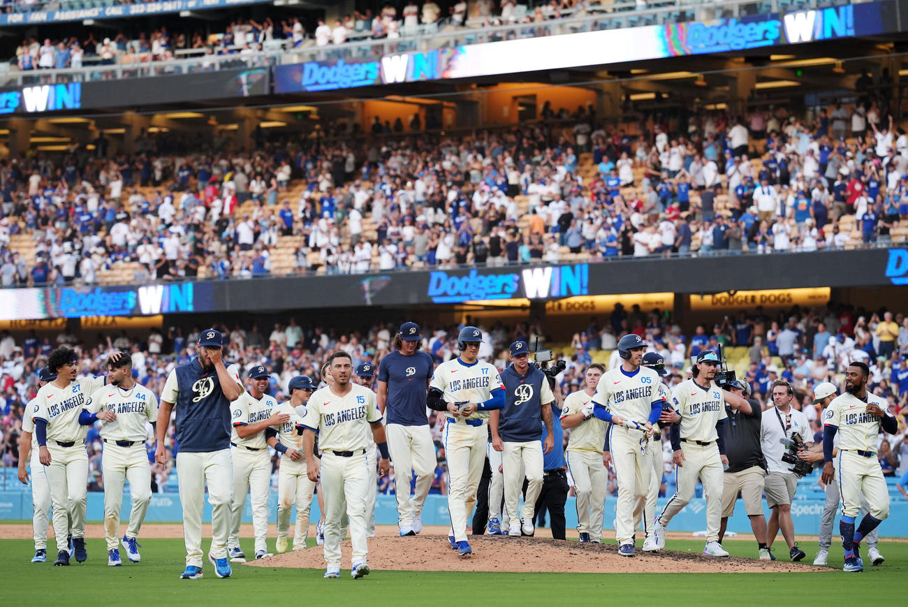 ドジャース対レッドソックス　レッドソックスにサヨナラ勝ちし引き揚げる大谷（中央）らドジャースナイン（撮影・横山健太）