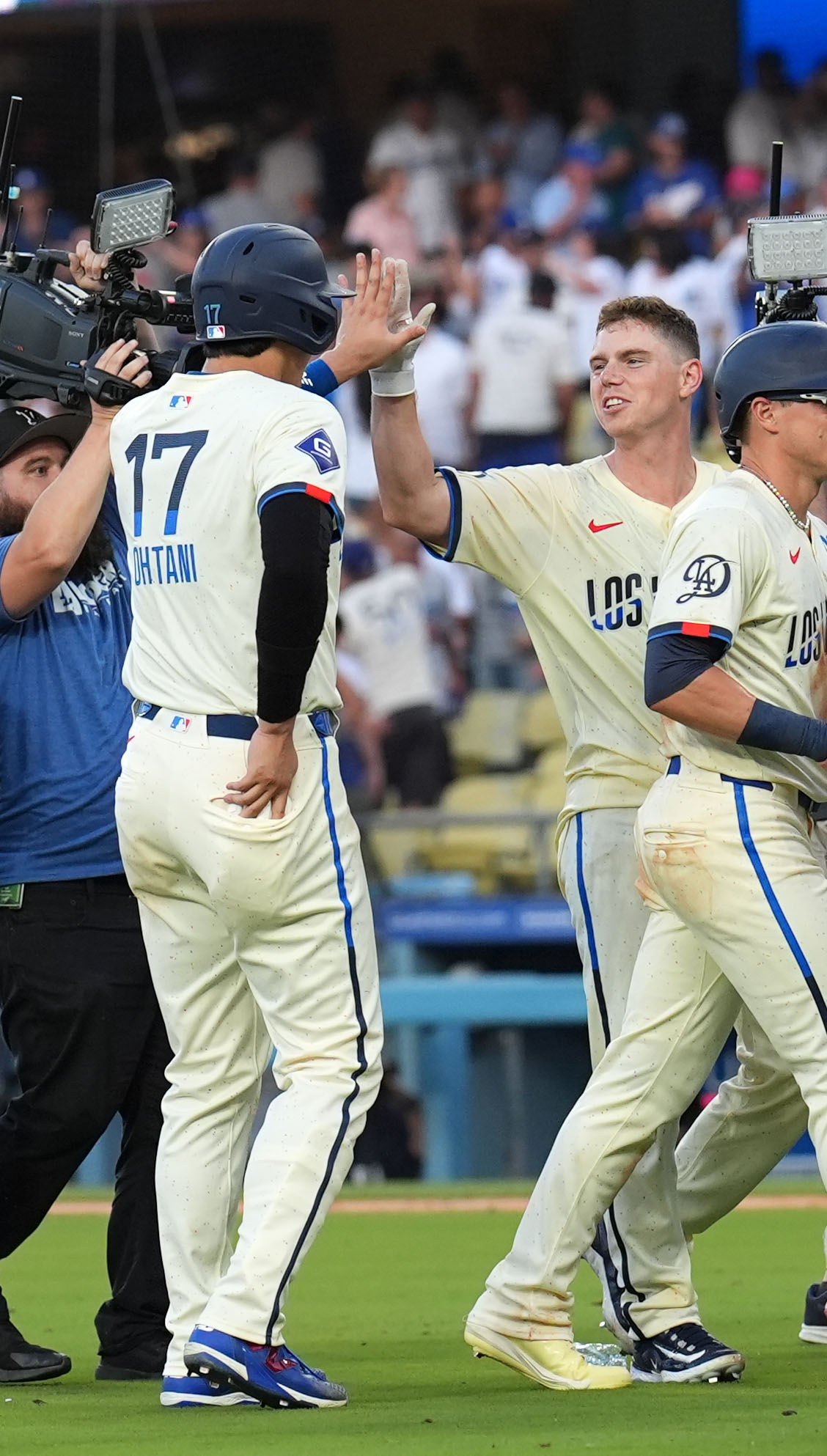ドジャース対レッドソックス　レッドソックスに勝利しスミス（右）とタッチを交わすドジャース大谷（撮影・横山健太）