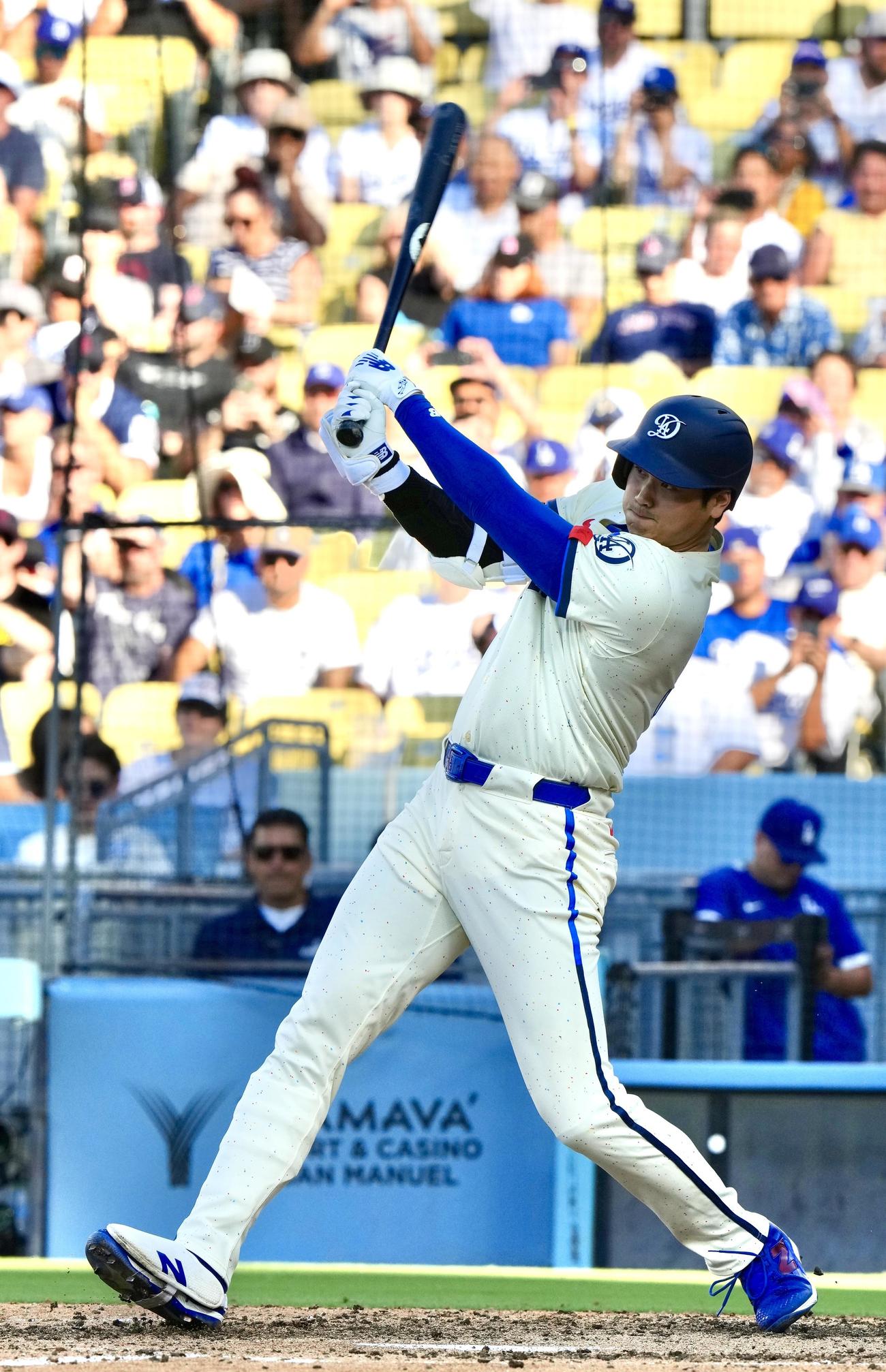 ドジャース対レッドソックス　6回裏ドジャース無死、左翼線へ二塁打を放つ大谷（撮影・横山健太）