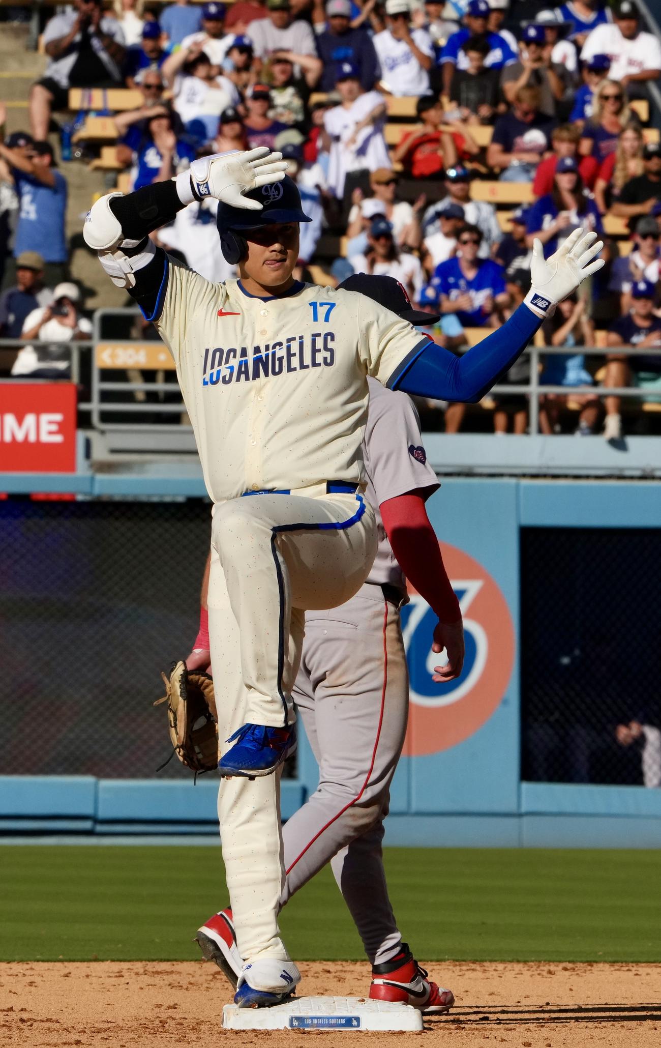 ドジャース対レッドソックス　6回裏ドジャース無死、左翼線へ二塁打を放ちポーズを決める大谷翔平＝2024年7月20日（撮影・横山健太）