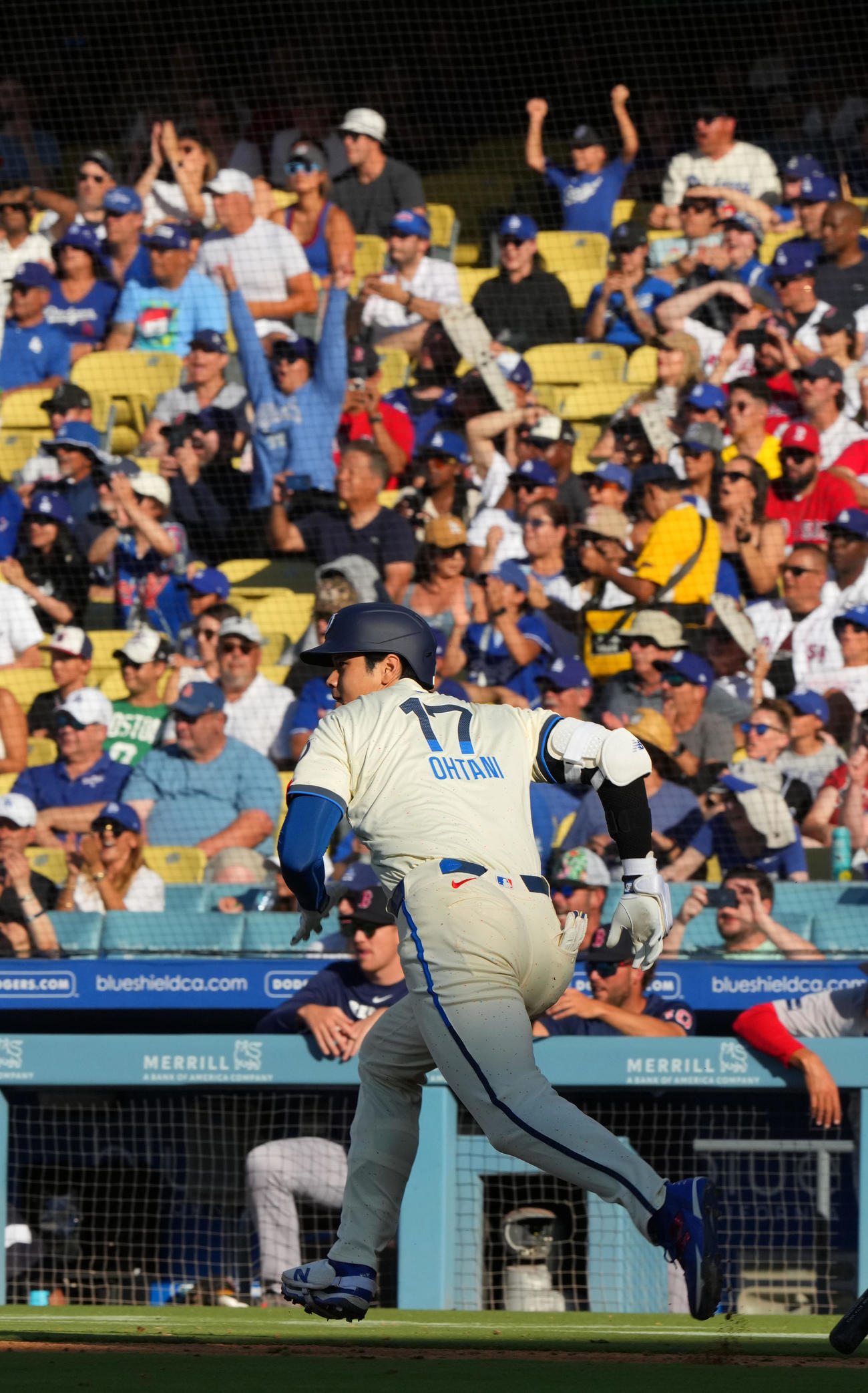 ドジャース対レッドソックス　6回裏ドジャース無死、左翼線へ二塁打を放つ大谷（撮影・横山健太）