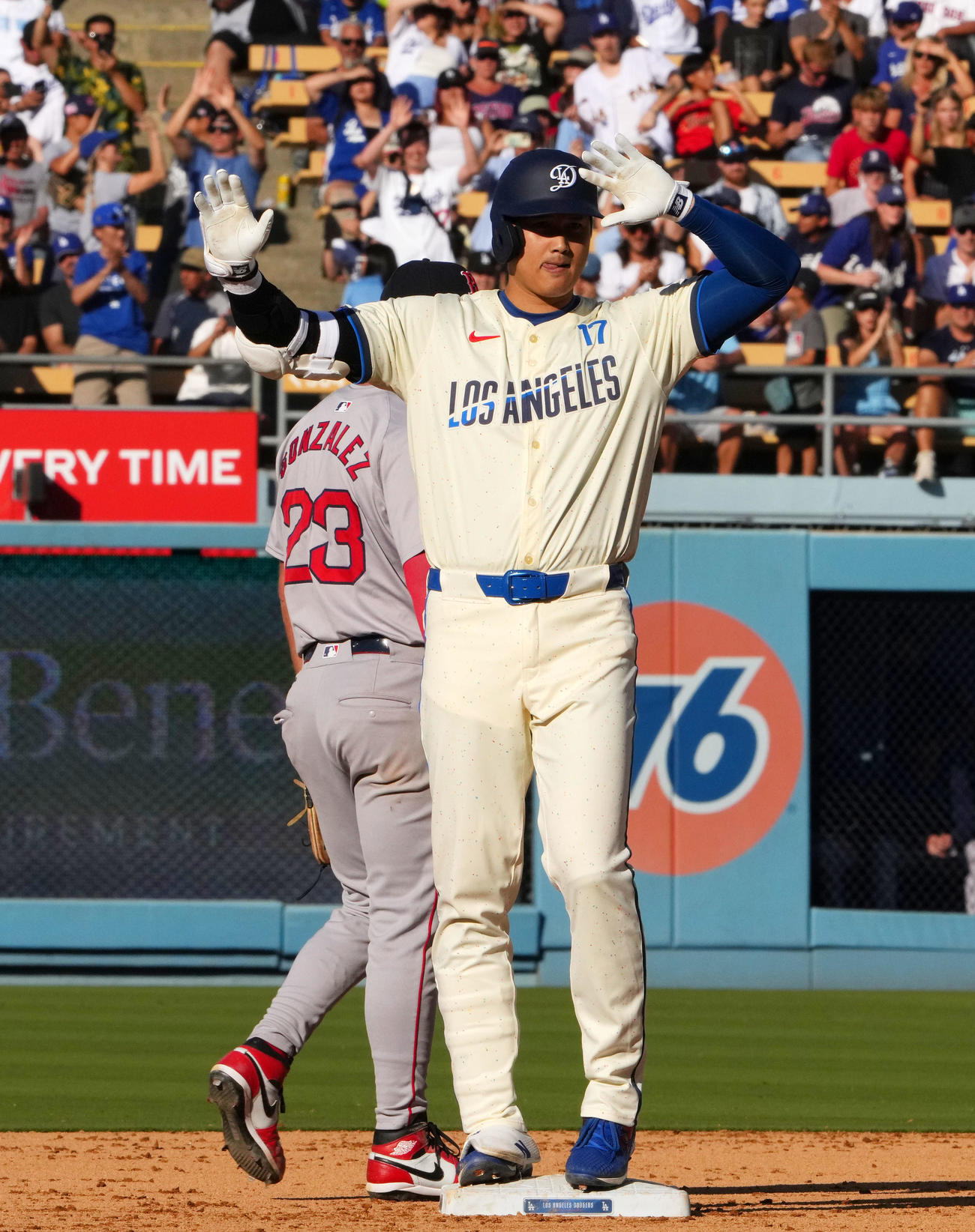 ドジャース対レッドソックス　6回裏ドジャース無死、左翼線へ二塁打を放ちポーズを決める大谷（撮影・横山健太）