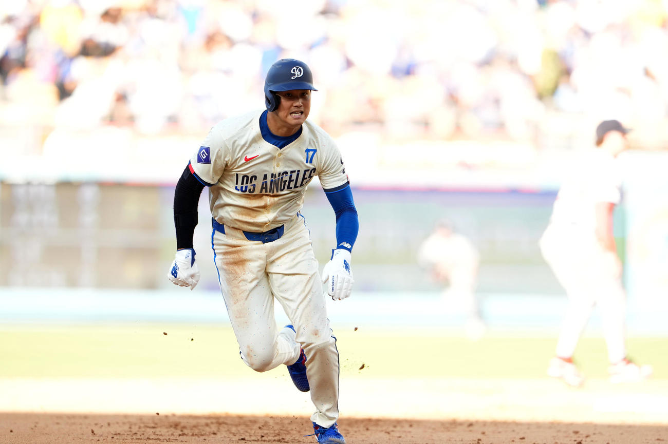 ドジャース対レッドソックス　6回裏ドジャース1死一、二塁、T・ヘルナンデスの右前適時打で生還する大谷（撮影・横山健太）