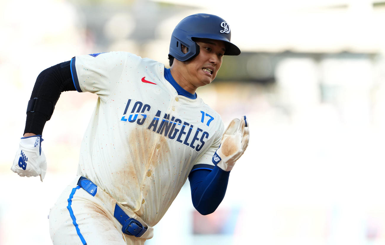 ドジャース対レッドソックス　6回裏ドジャース1死一、二塁、T・ヘルナンデスの右前適時打で生還する大谷（撮影・横山健太）