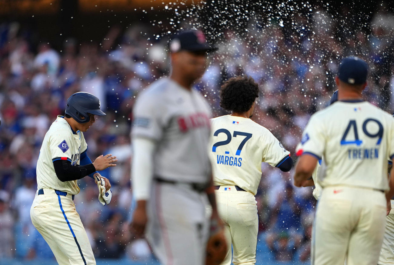 ドジャース対レッドソックス　11回裏ドジャース1死満塁、スミスの左前適時打でサヨナラ勝ちし水しぶきに驚く大谷（撮影・横山健太）
