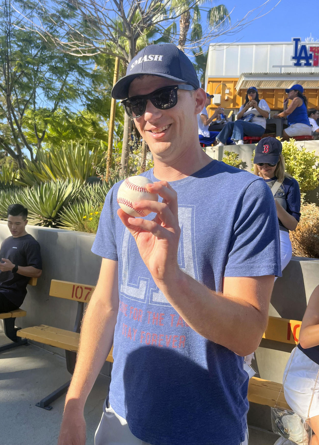 ドジャース大谷が4年連続で放った30号本塁打のボールを手にするジョン・クレーマーさん＝ロサンゼルス（共同）