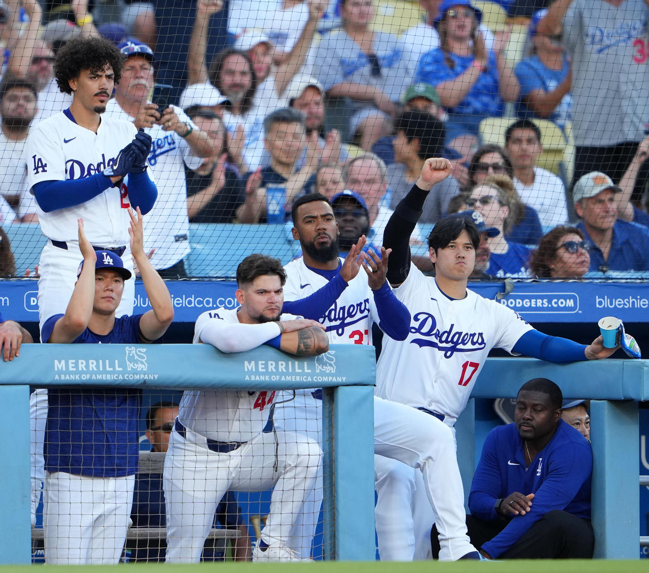 ドジャース対レッドソックス　8回裏ドジャース2死二塁、キャバン・ビジオが中前適時打を放ちガッツポーズする大谷。左からバルガス、山本、パヘス、T・ヘルナンデス（撮影・横山健太）