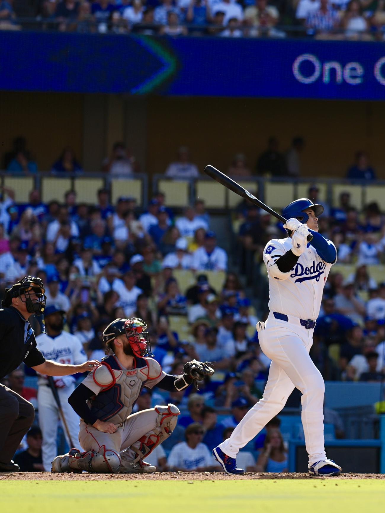 ドジャース対レッドソックス　5回裏ドジャース無死、右中間へ本塁打を放つ大谷（撮影・横山健太）