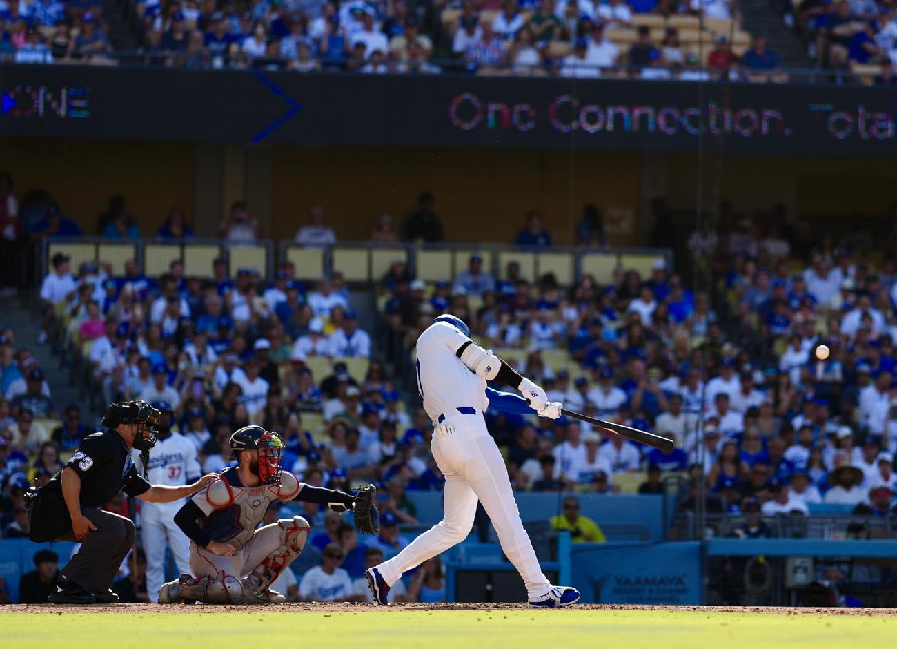 ドジャース対レッドソックス　5回裏ドジャース無死、右中間へ本塁打を放つ大谷（撮影・横山健太）