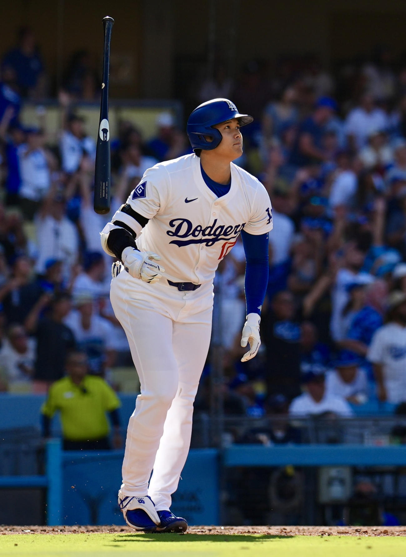 ドジャース対レッドソックス　5回裏ドジャース無死、右中間へ本塁打を放つ大谷（撮影・横山健太）