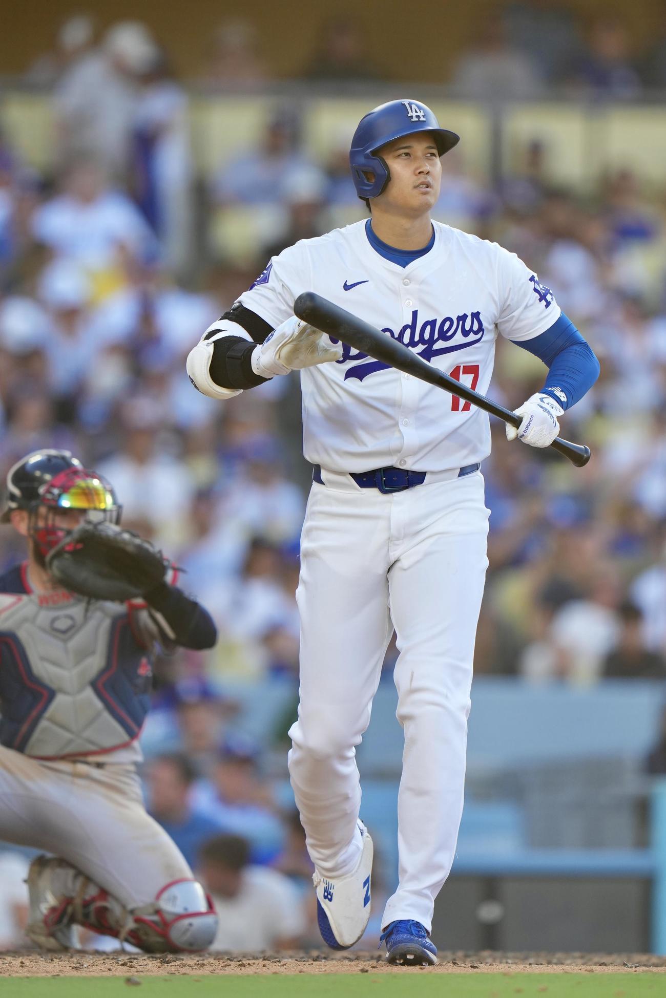 ドジャース対レッドソックス　7回裏ドジャース2死、四球で出塁する大谷（撮影・横山健太）