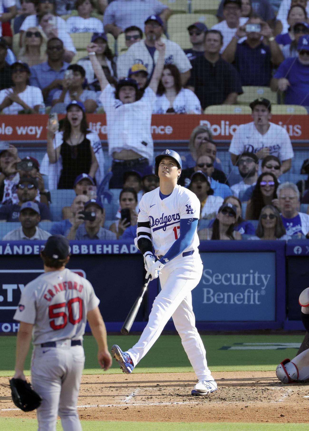 米大リーグ、レッドソックス戦の5回、30号ソロを放つドジャースの大谷翔平（共同）