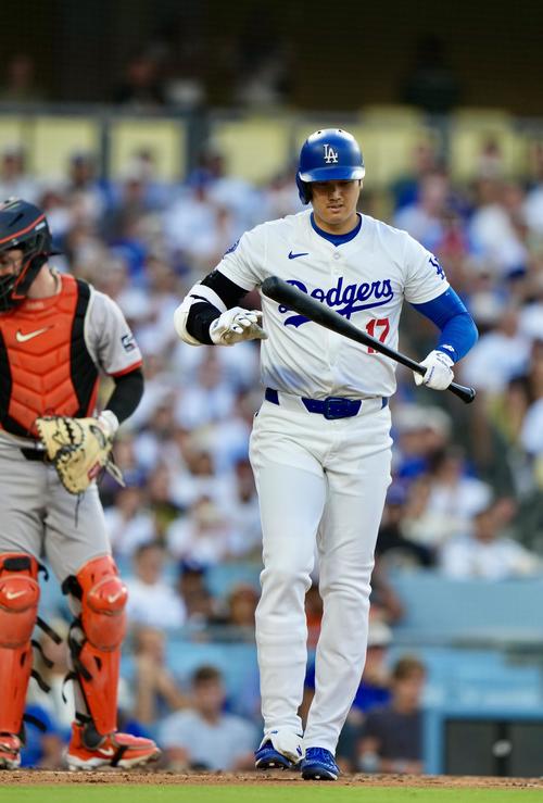 ドジャース対ジャイアンツ　1回裏ドジャース無死、四球で出塁する大谷（撮影・横山健太）