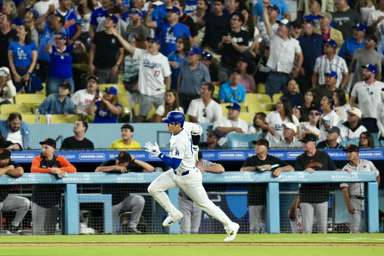 ドジャース対ジャイアンツ　4回裏ドジャース2死一、三塁、右翼線へ2点適時二塁打を放つ大谷（撮影・横山健太）