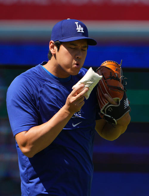 ドジャース対ジャイアンツ　キャッチボールへ向かうドジャース大谷（撮影・横山健太）