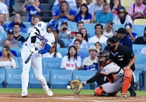 ドジャース対ジャイアンツ　1回裏ドジャース無死、三振に倒れる大谷（撮影・横山健太）
