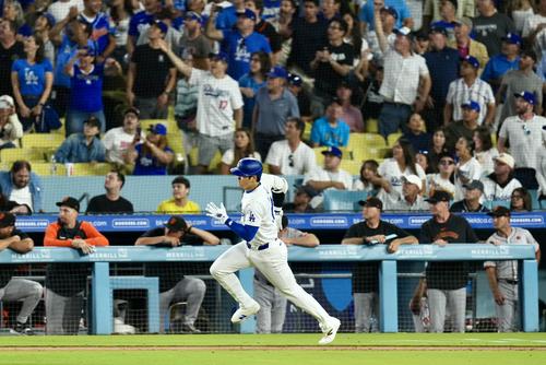 ドジャース対ジャイアンツ　4回裏ドジャース2死一、三塁、右翼線へ2点適時二塁打を放つ大谷（撮影・横山健太）
