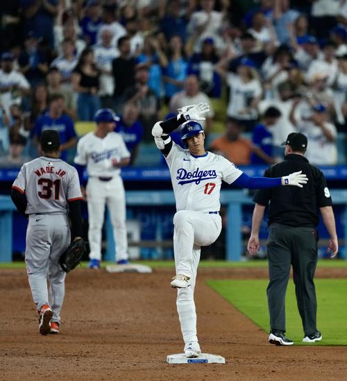 ドジャース対ジャイアンツ　4回裏ドジャース2死一、三塁、右翼線へ2点適時二塁打を放ちポーズを決める大谷（撮影・横山健太）