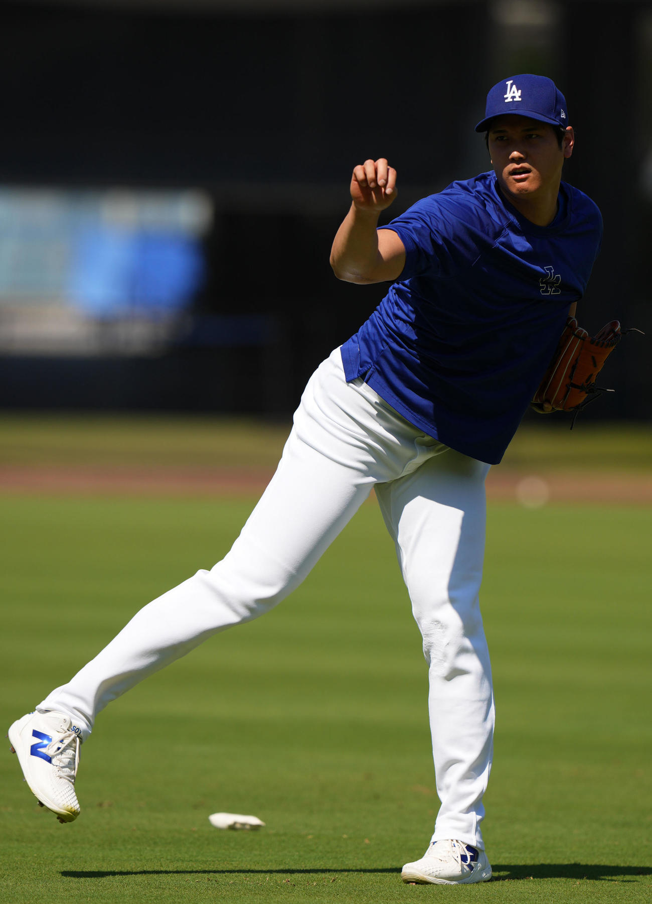 ドジャース対ジャイアンツ　キャッチボールをするドジャース大谷（撮影・横山健太）