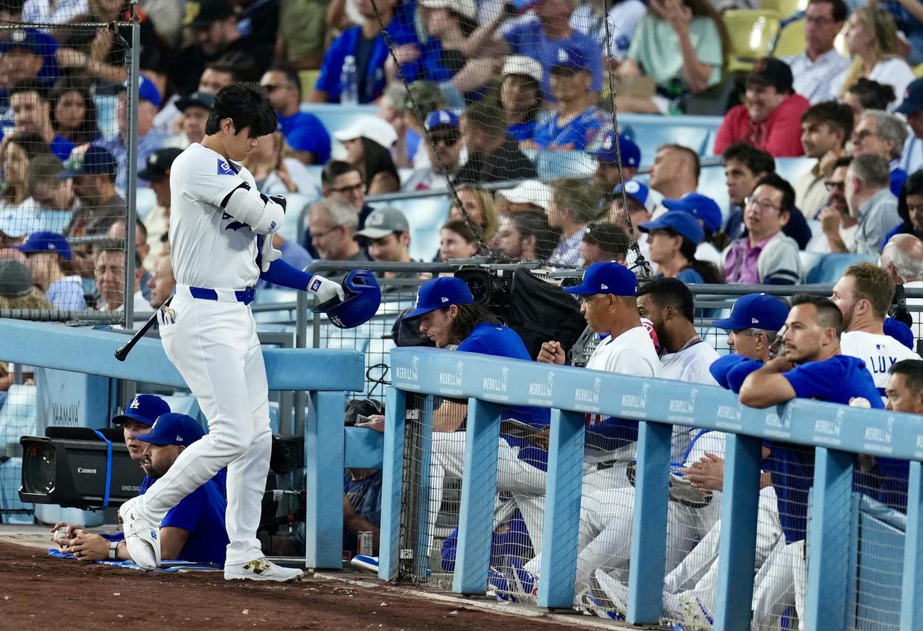 ドジャース対ジャイアンツ　3回裏ドジャース無死、三振に倒れベンチへ引きあげる大谷（撮影・横山健太）