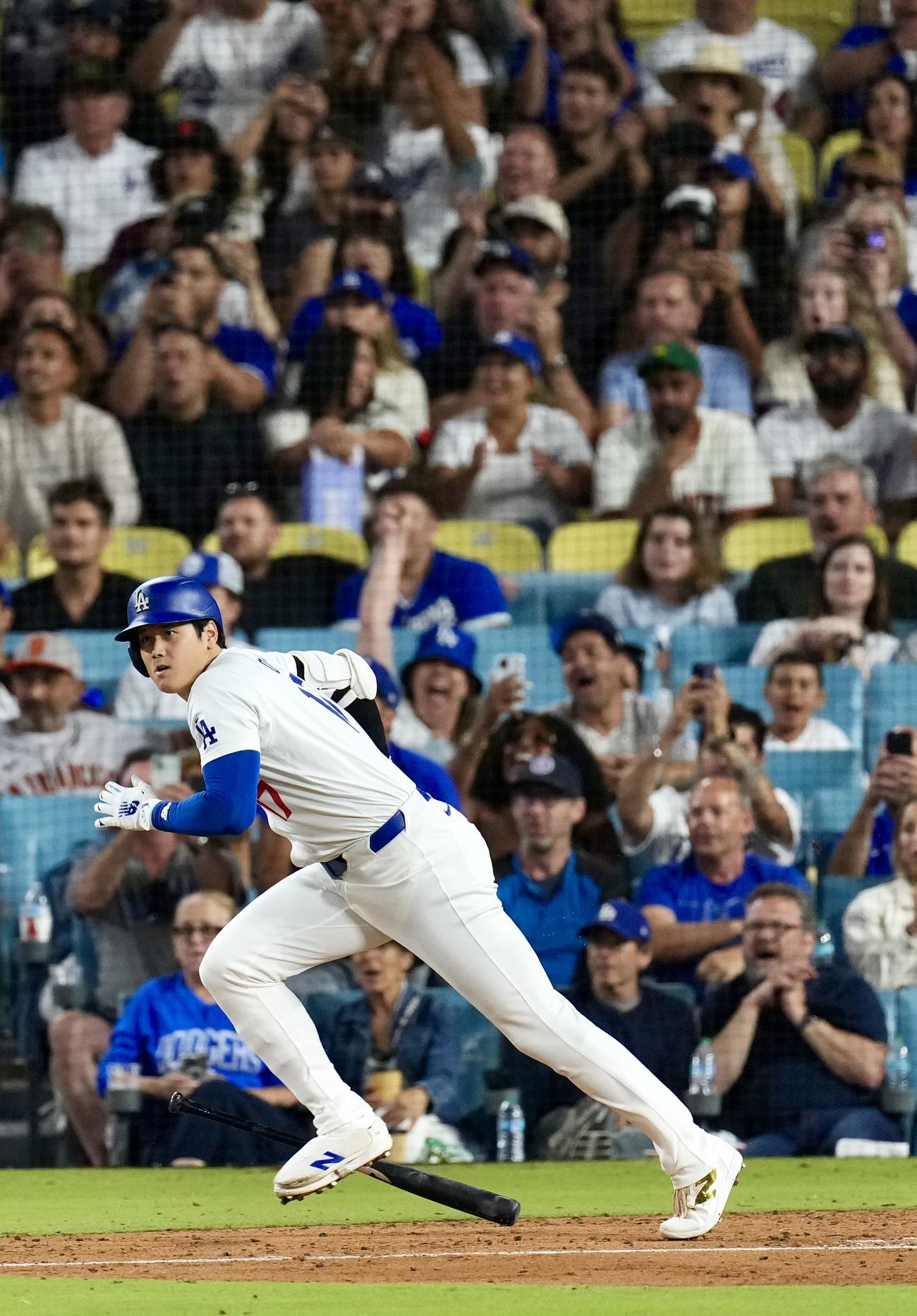 ドジャース対ジャイアンツ　8回裏ドジャース2死一、三塁、中前適時打を放つ大谷（撮影・横山健太）