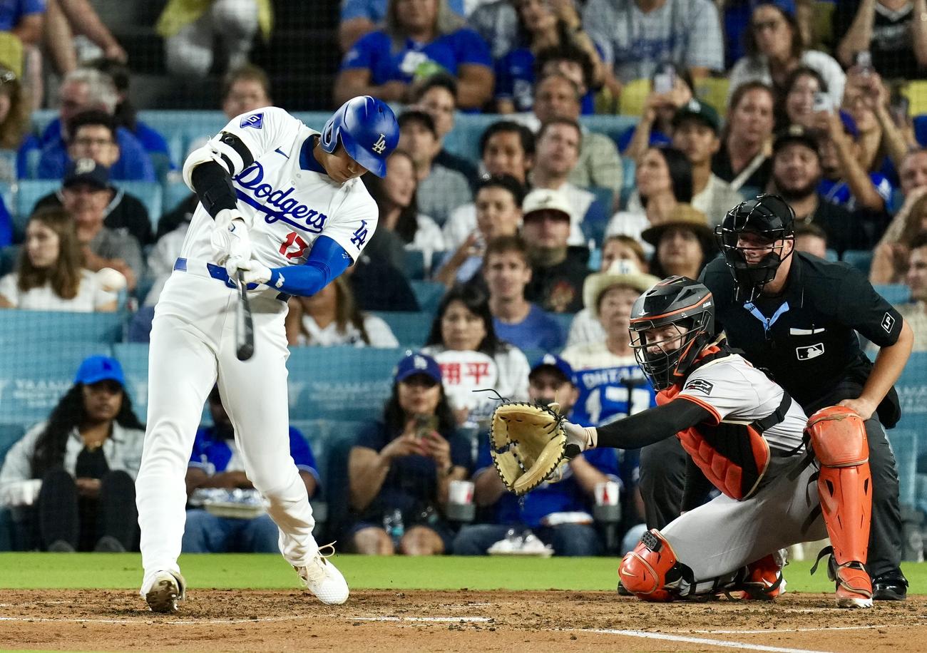 ドジャース対ジャイアンツ　4回裏ドジャース2死一、三塁、右翼線へ2点適時二塁打を放つ大谷（撮影・横山健太）