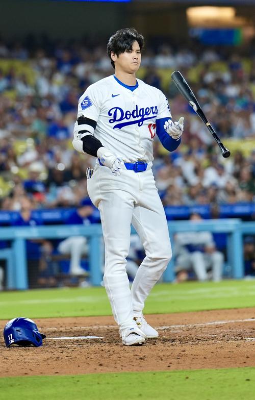 ドジャース対ジャイアンツ 8回裏ドジャース無死一塁、スイングの際にヘルメットが飛んだ大谷(撮影・横山健太)