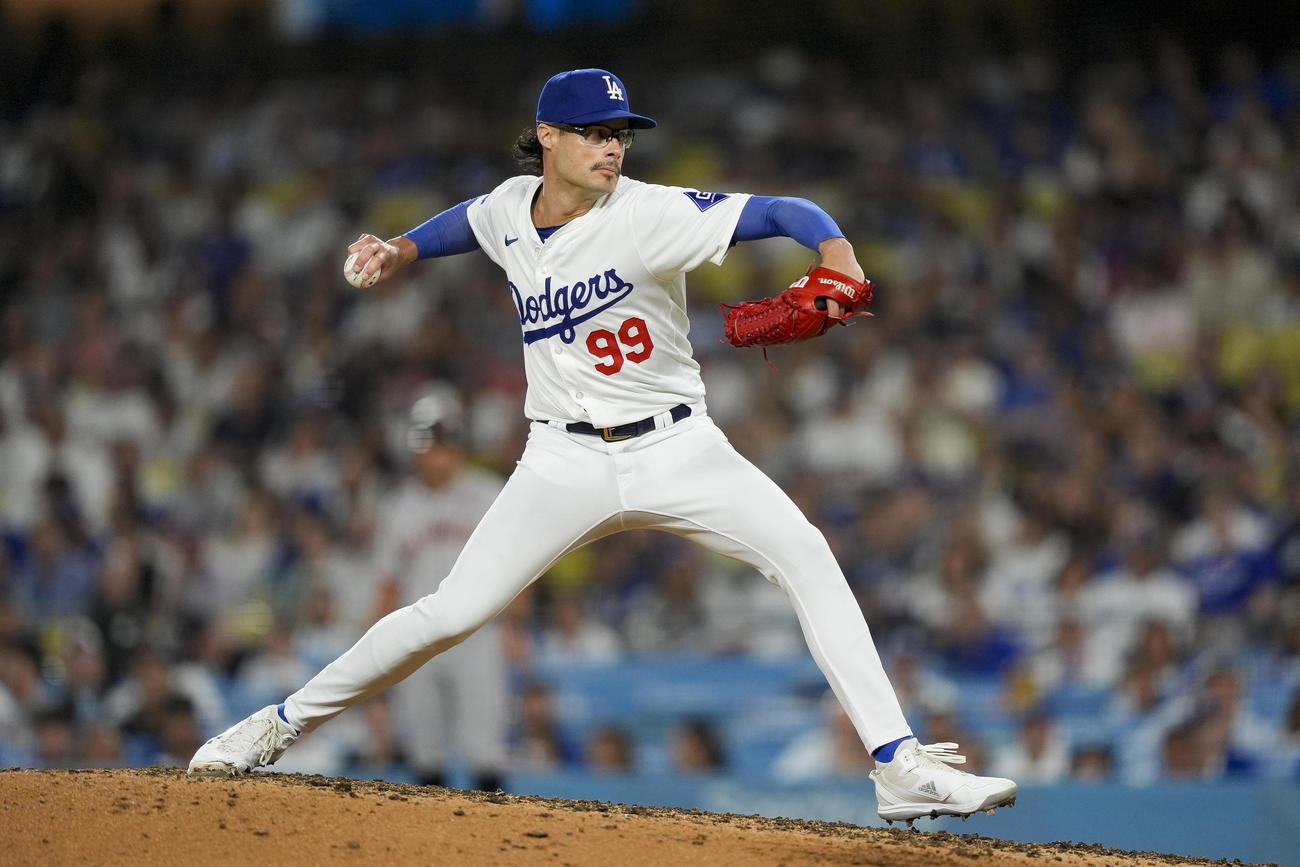 ドジャース対ジャイアンツ　8回、ラミレスに代わってマウンドに上がったケリーも失点を重ねた（AP）
