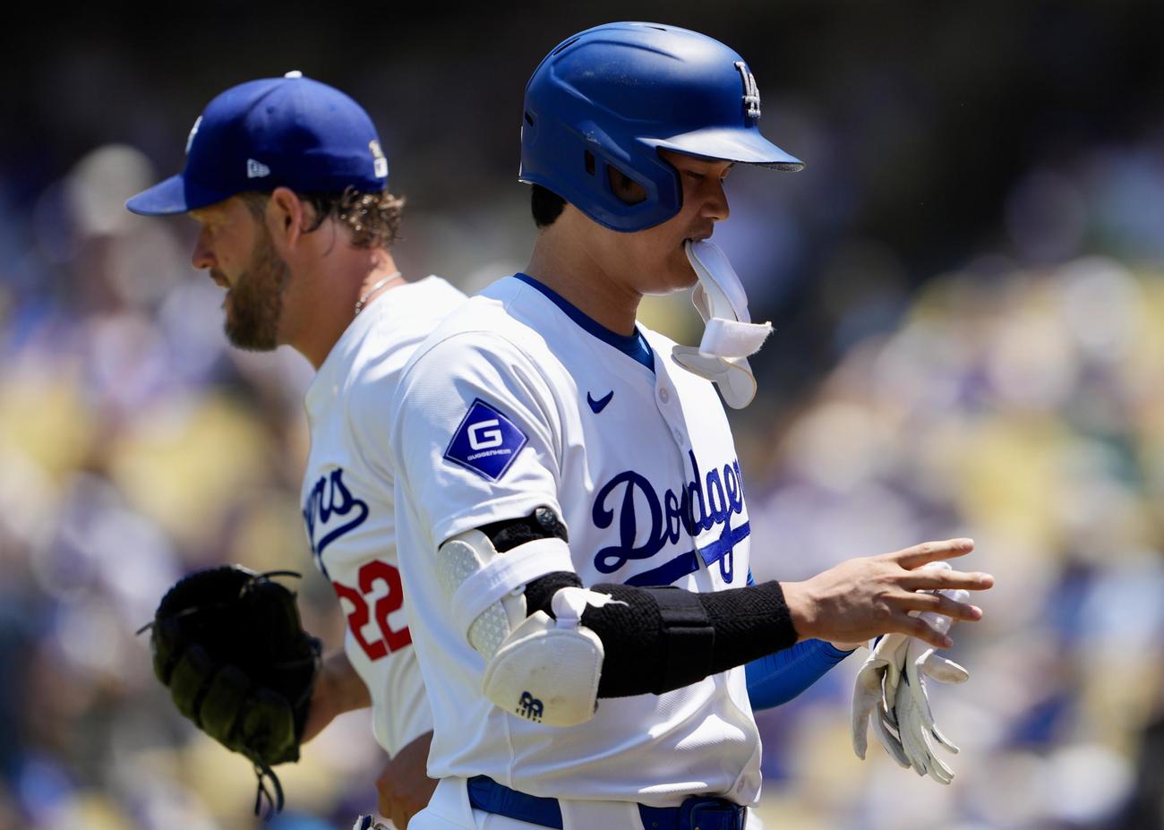 ドジャース対ジャイアンツ　2回裏ドジャース2死一、三塁、投ゴロに倒れ引きあげる大谷。左はカーショー（撮影・横山健太）