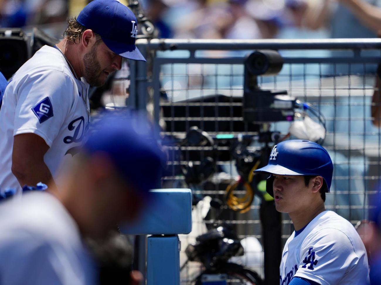 ドジャース対ジャイアンツ　1回表を無失点に抑えたドジャース先発のカーショー（左）とタッチを交わす大谷（撮影・横山健太）