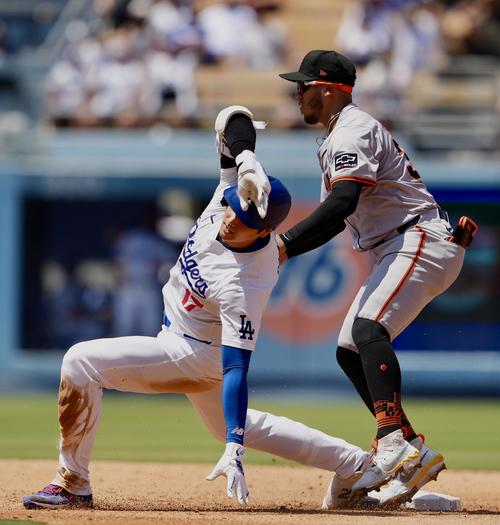 ドジャース対ジャイアンツ 4回裏ドジャース2死一塁、左中間へ二塁打を放つ大谷(撮影・横山健太)