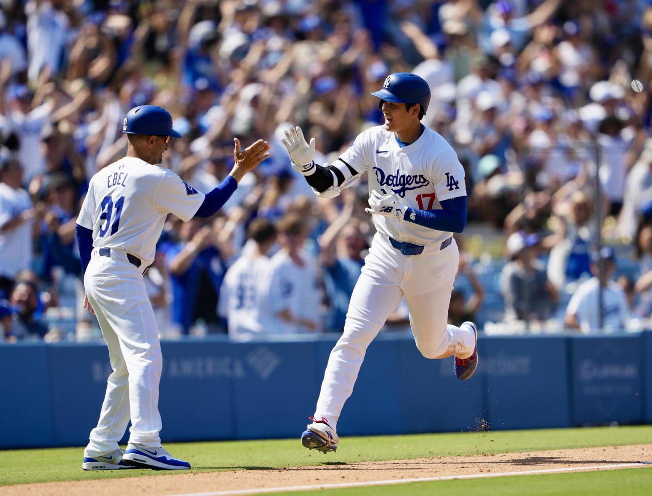 ドジャース対ジャイアンツ　8回裏ドジャース無死、右越え本塁打を放ちタッチを交わす大谷翔平＝2024年7月25日（撮影・横山健太）