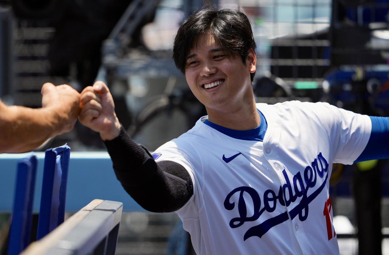 ドジャース対ジャイアンツ　試合前、笑顔でタッチを交わすドジャース大谷（撮影・横山健太）