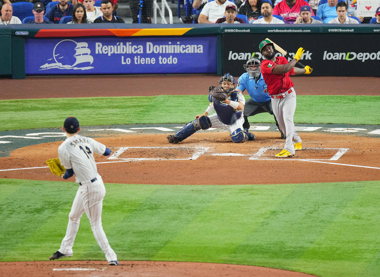 23年3月20日　WBC日本代表（侍ジャパン）準決勝　日本対メキシコ　メキシコのランディ・アロザレーナ。投手佐々木朗希。捕手中村悠平