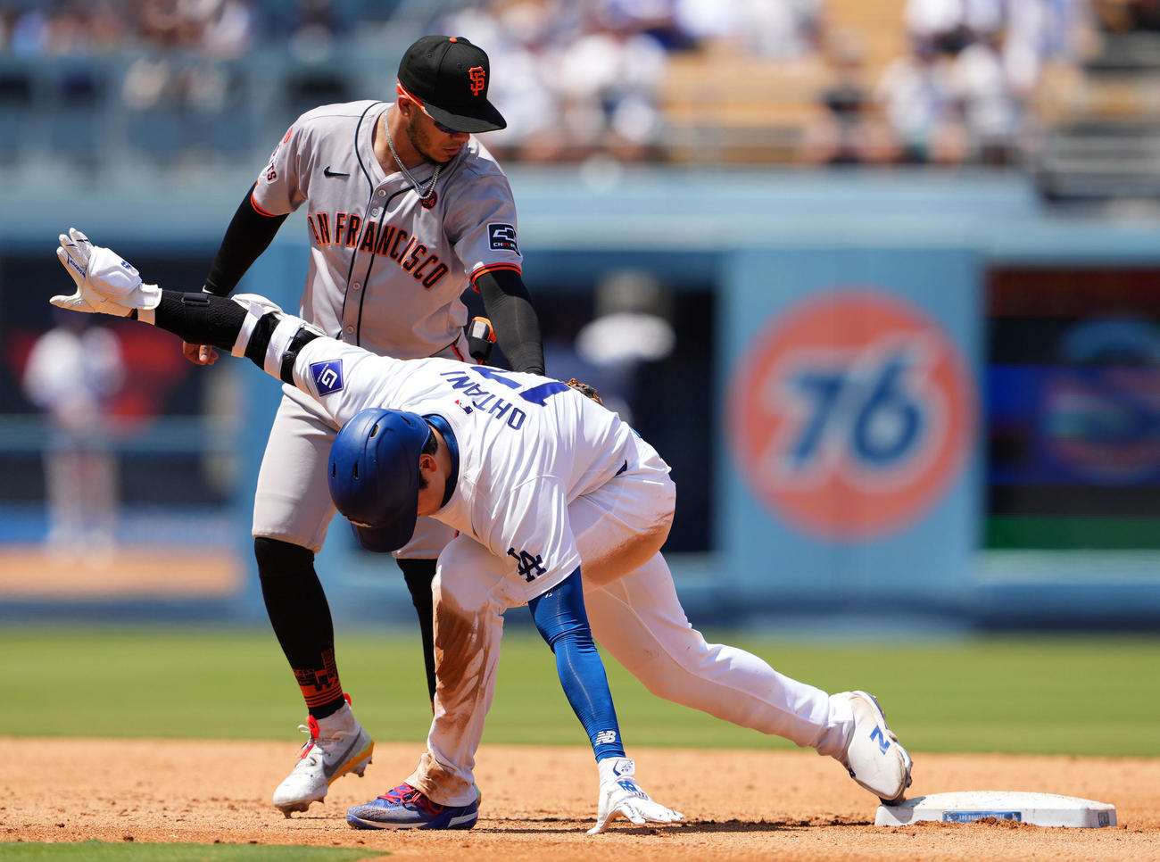 ドジャース対ジャイアンツ　4回裏ドジャース2死一塁、左中間へ二塁打を放ち二塁へスライディングする大谷（撮影・横山健太）