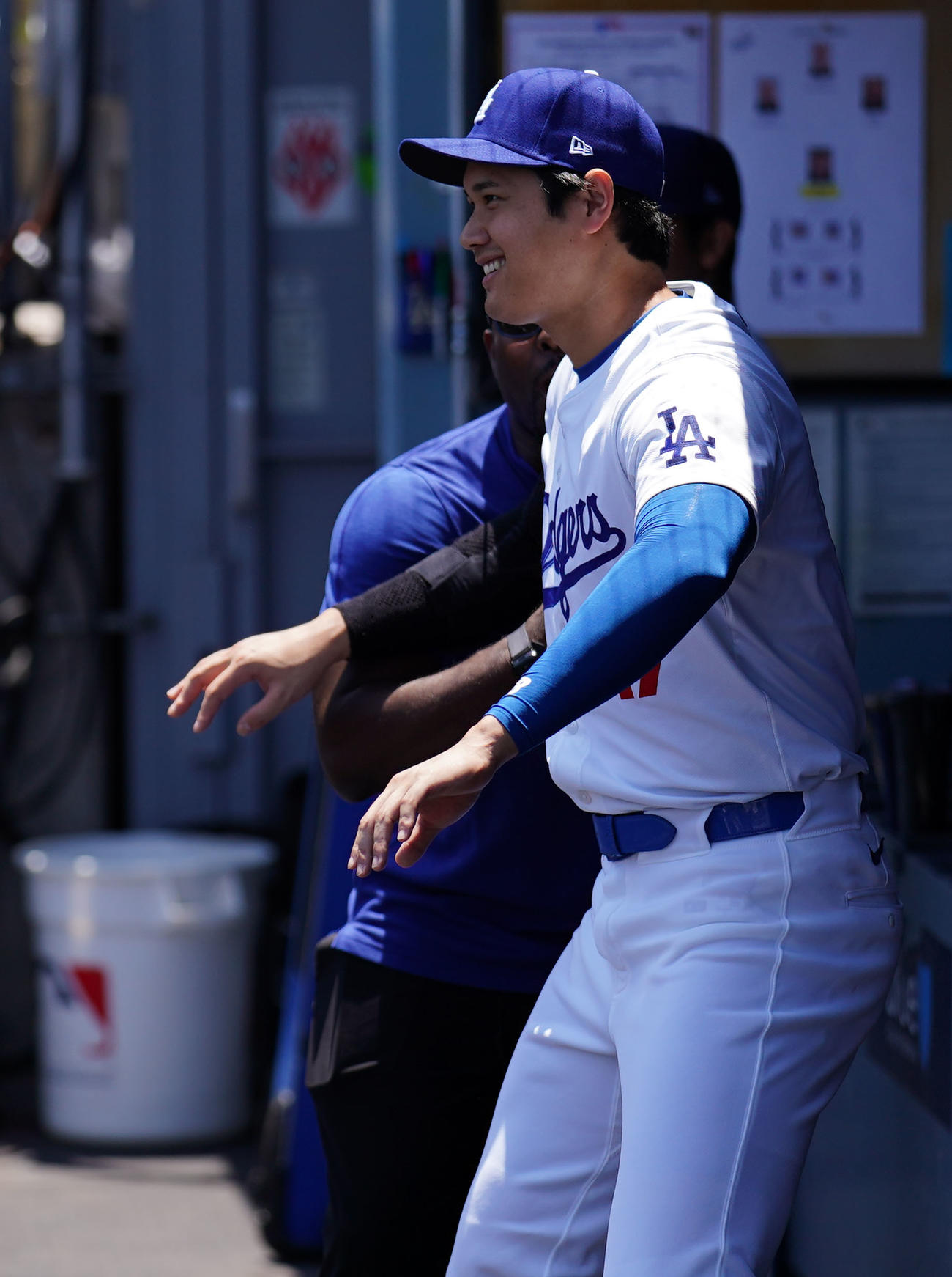 ドジャース対ジャイアンツ　試合前、スタッフとおどけるドジャース大谷（撮影・横山健太）