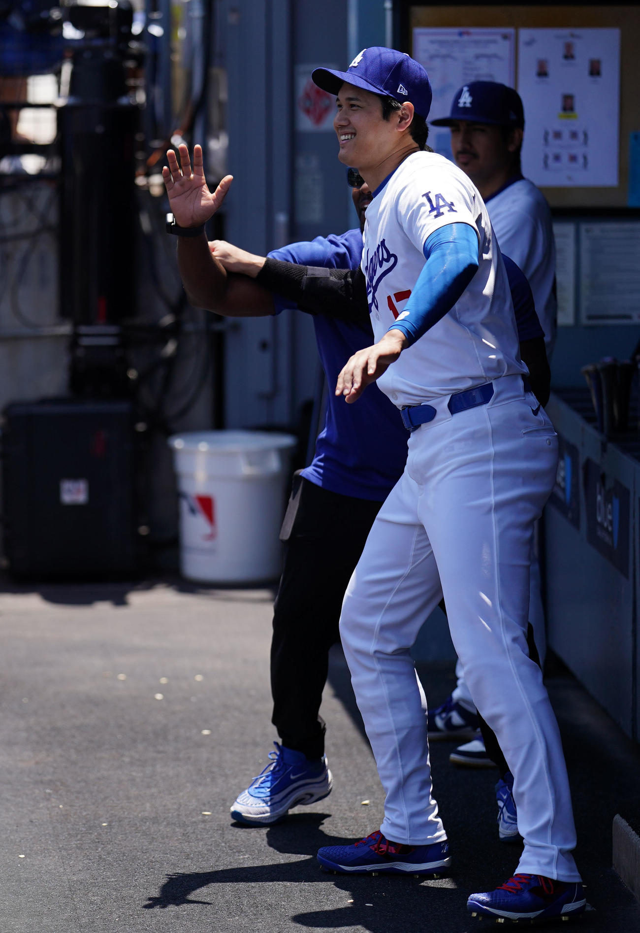 ドジャース対ジャイアンツ　試合前、スタッフとおどけるドジャース大谷（撮影・横山健太）