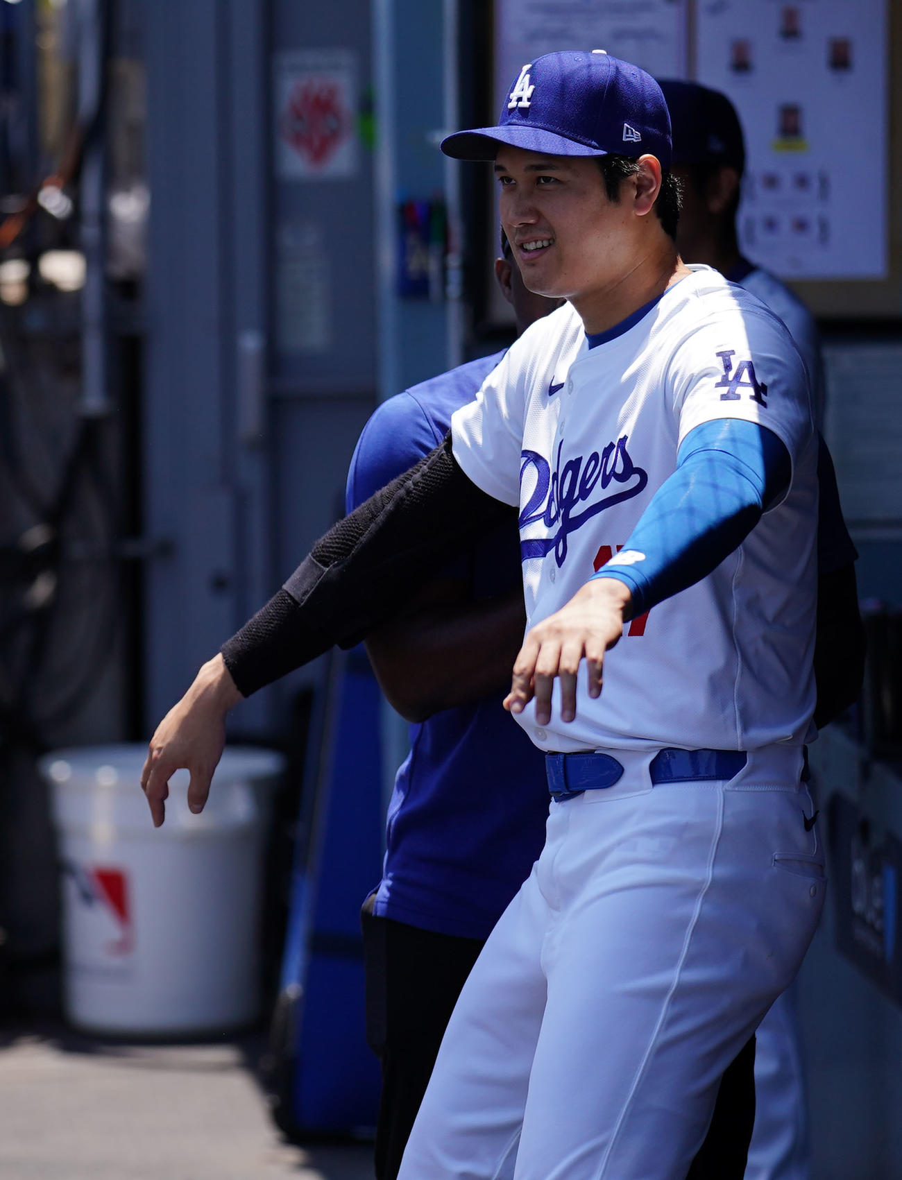 ドジャース対ジャイアンツ　試合前、スタッフとおどけるドジャース大谷（撮影・横山健太）