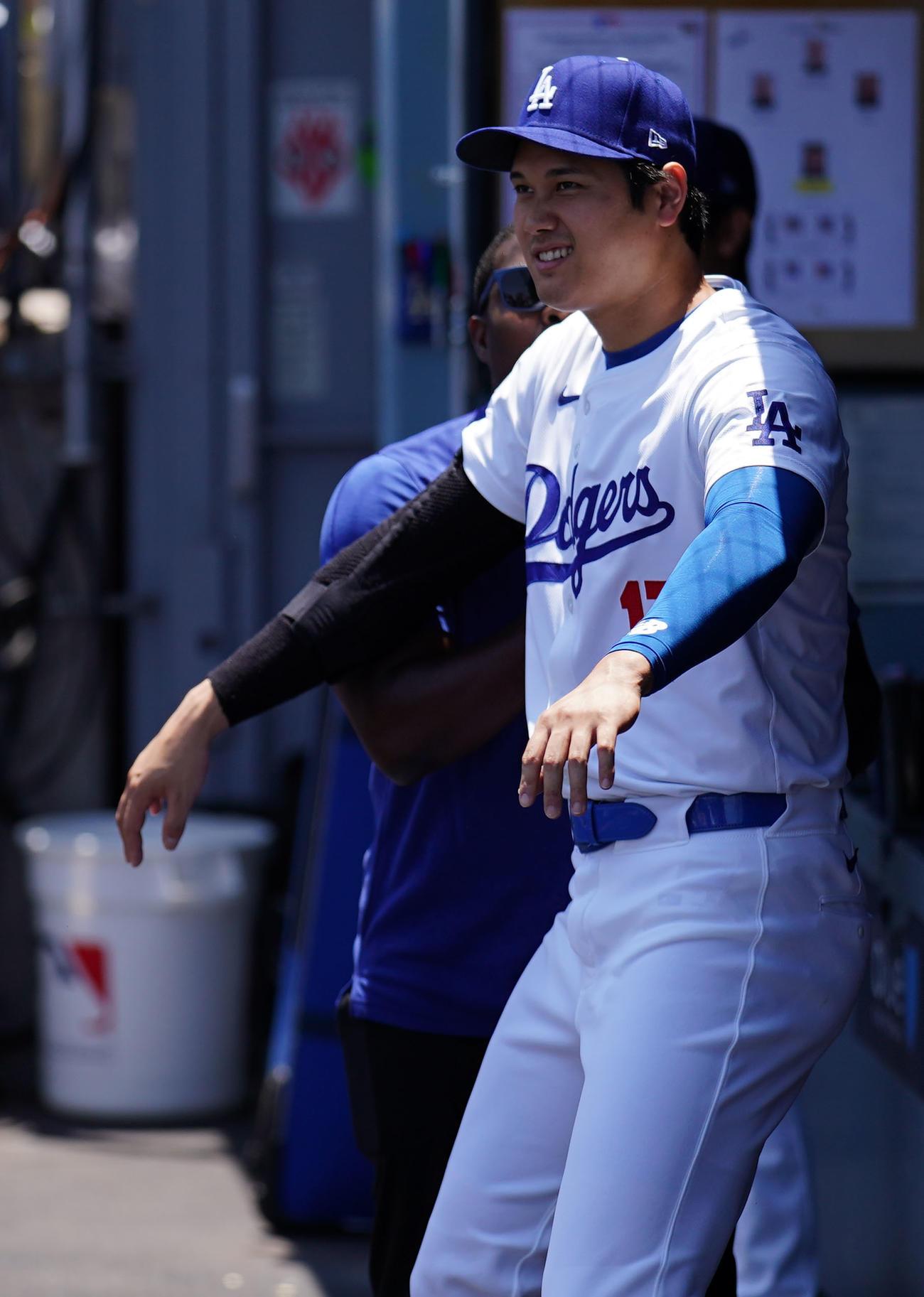 ドジャース対ジャイアンツ　試合前、スタッフとおどけるドジャース大谷（撮影・横山健太）