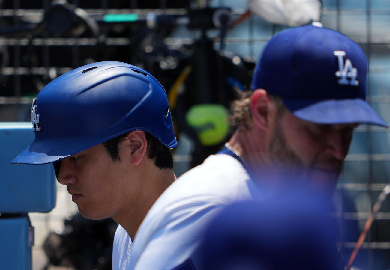ドジャース対ジャイアンツ　1回表を無失点に抑え引き揚げるドジャース先発のカーショー（左）と打席に向かう大谷（撮影・横山健太）