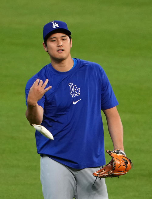 アストロズ対ドジャース　ロジンを投げるドジャース大谷（撮影・横山健太）