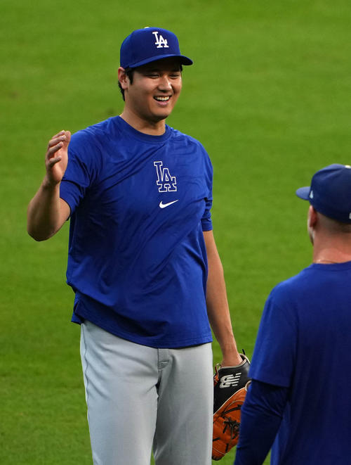アストロズ対ドジャース　キャッチボールを終えタッチを交わすドジャース大谷（撮影・横山健太）