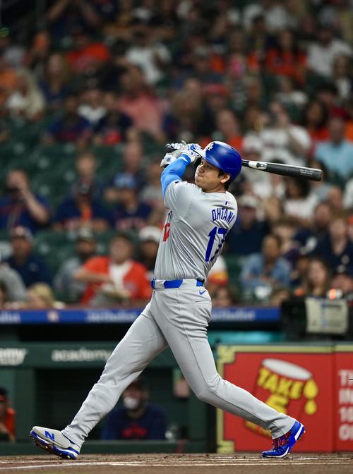 アストロズ対ドジャース　1回表ドジャース無死、左中間へ二塁打を放つ大谷（撮影・横山健太）