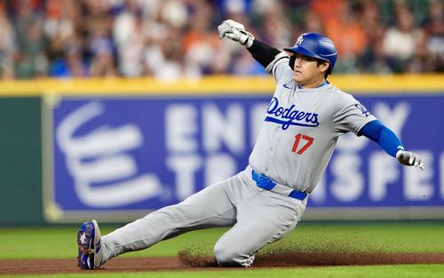 アストロズ対ドジャース　1回表ドジャース無死、左中間へ二塁打を放つ大谷（撮影・横山健太）